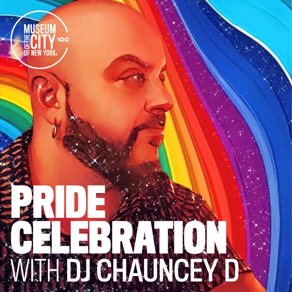 Imagen de hombre con barba con fondo de arco iris. El texto lee "Celebración del orgullo con DJ Chauncey". Logotipo del Centenario de MCNY en la esquina superior derecha