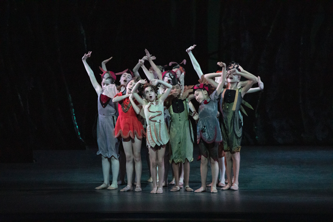 Um grupo de crianças fantasiadas durante uma performance de Sonho de uma noite de verão de George Balanchine