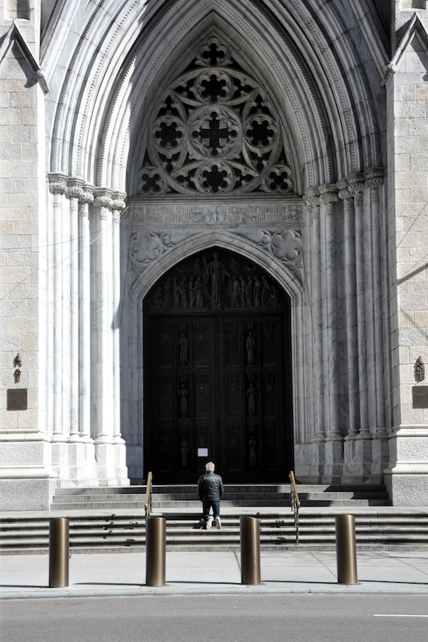 Alguém ora do lado de fora da Catedral de São Patrício