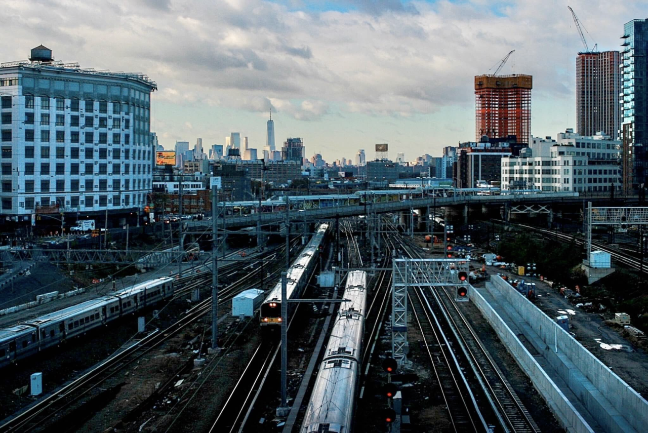 Vue de la ville de New York donnant sur la plate-forme du train