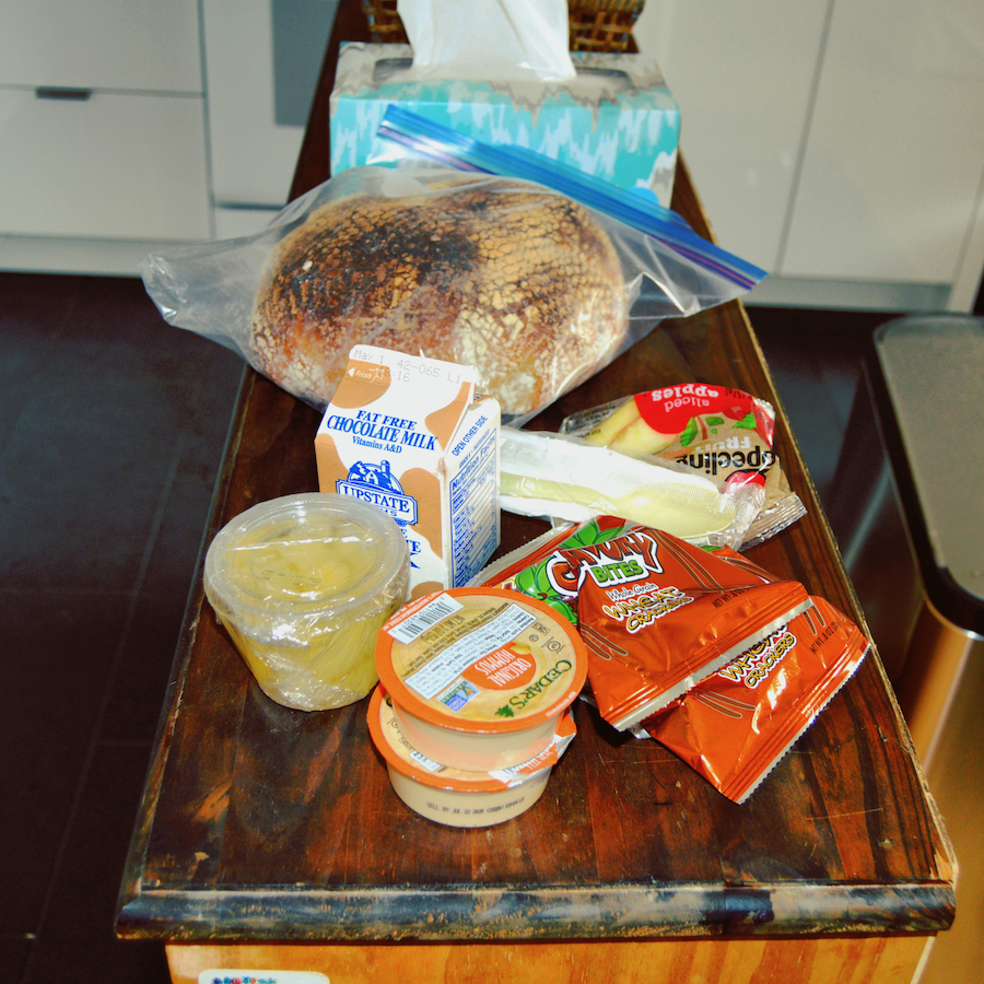 [Una comida de la escuela local y una barra de pan de masa madre]