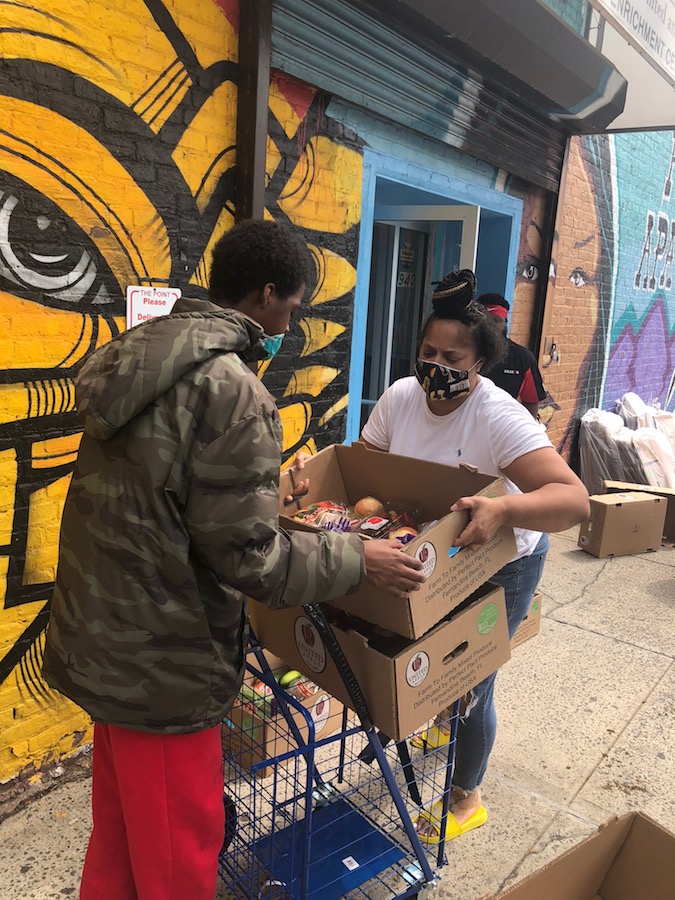 [Distribución de comida a los miembros de la comunidad en Hunts Point]