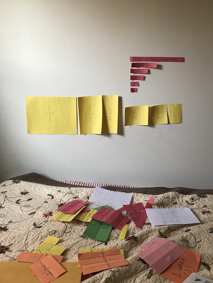Fotografía publicada en Instagram que muestra la habitación de un maestro después de dar una lección virtual sobre fracciones.