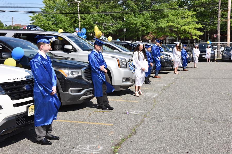 Cerimônia de graduação na St. Charles School em Staten Island