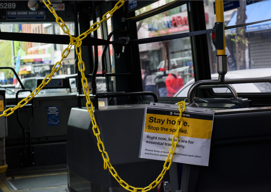 Barreira de distância social em um ônibus da cidade de Nova York.