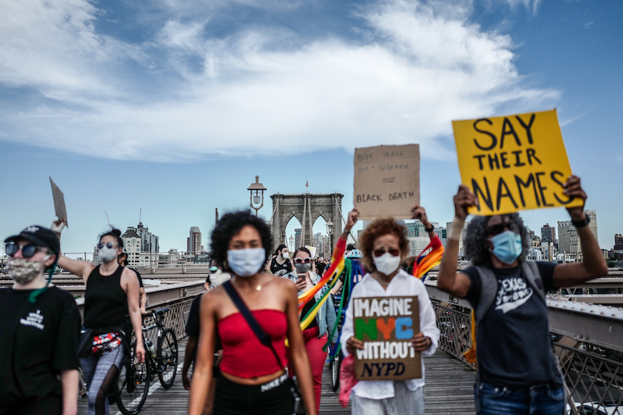 Protesta del decimonoveno cruzando el puente de Brooklyn.