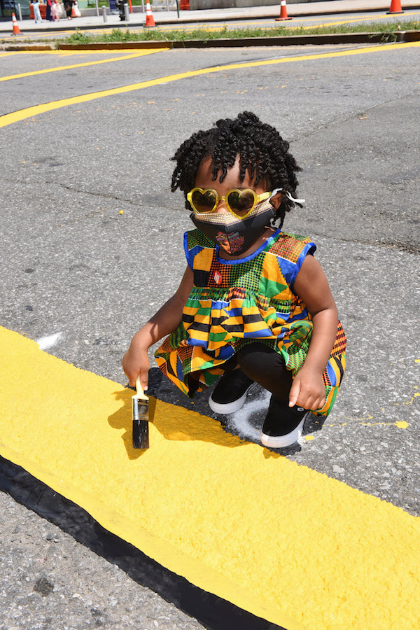 Niña en el mural Black Lives Matter en Staten Island.