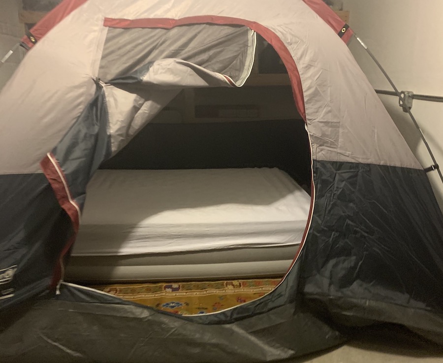 Espaço de quarentena criado a partir de uma barraca de camping.