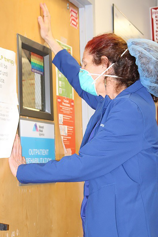 A Reverenda Dra. Rachelle Zazzu, Capelão do Monte Sinai Queens, ora na porta de um paciente do COVID-19.