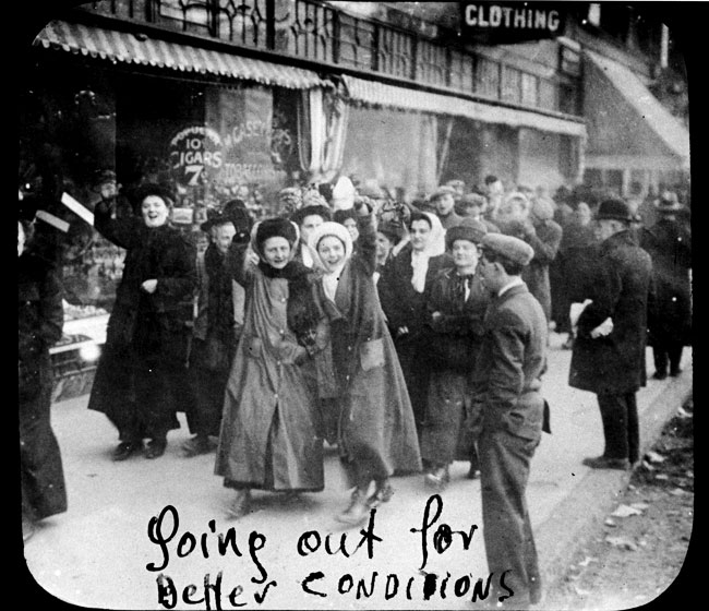 Les travailleuses du vêtement sourient pour la caméra alors qu'elles se mettent en grève en 1909.