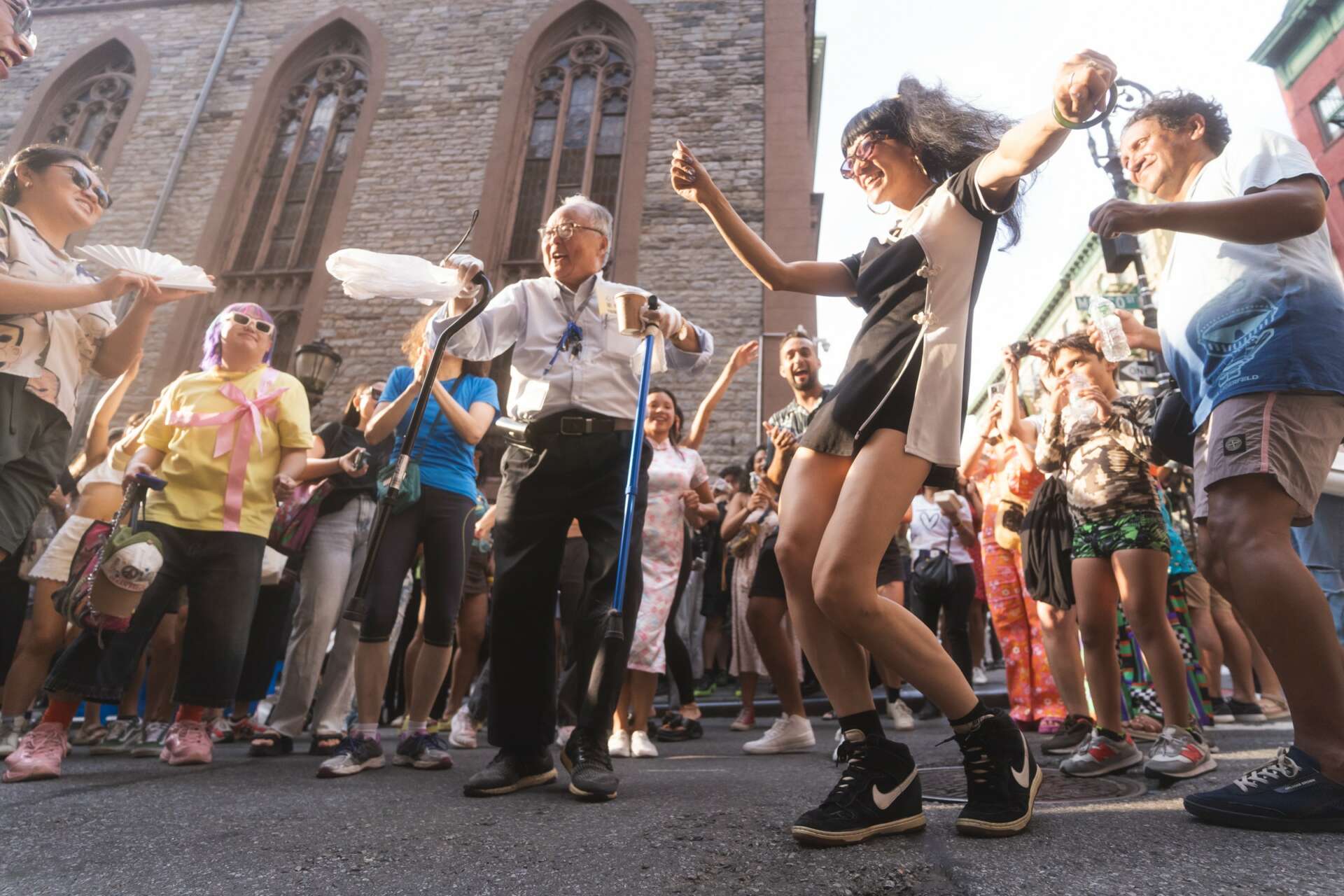 Pessoas de todas as idades dançando na rua.