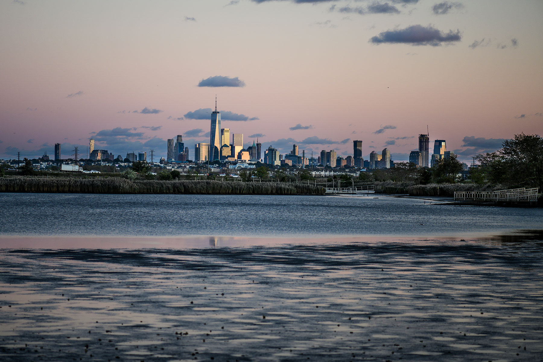 Nueva York desde las marismas alrededor del río Hackensack en Nueva Jersey