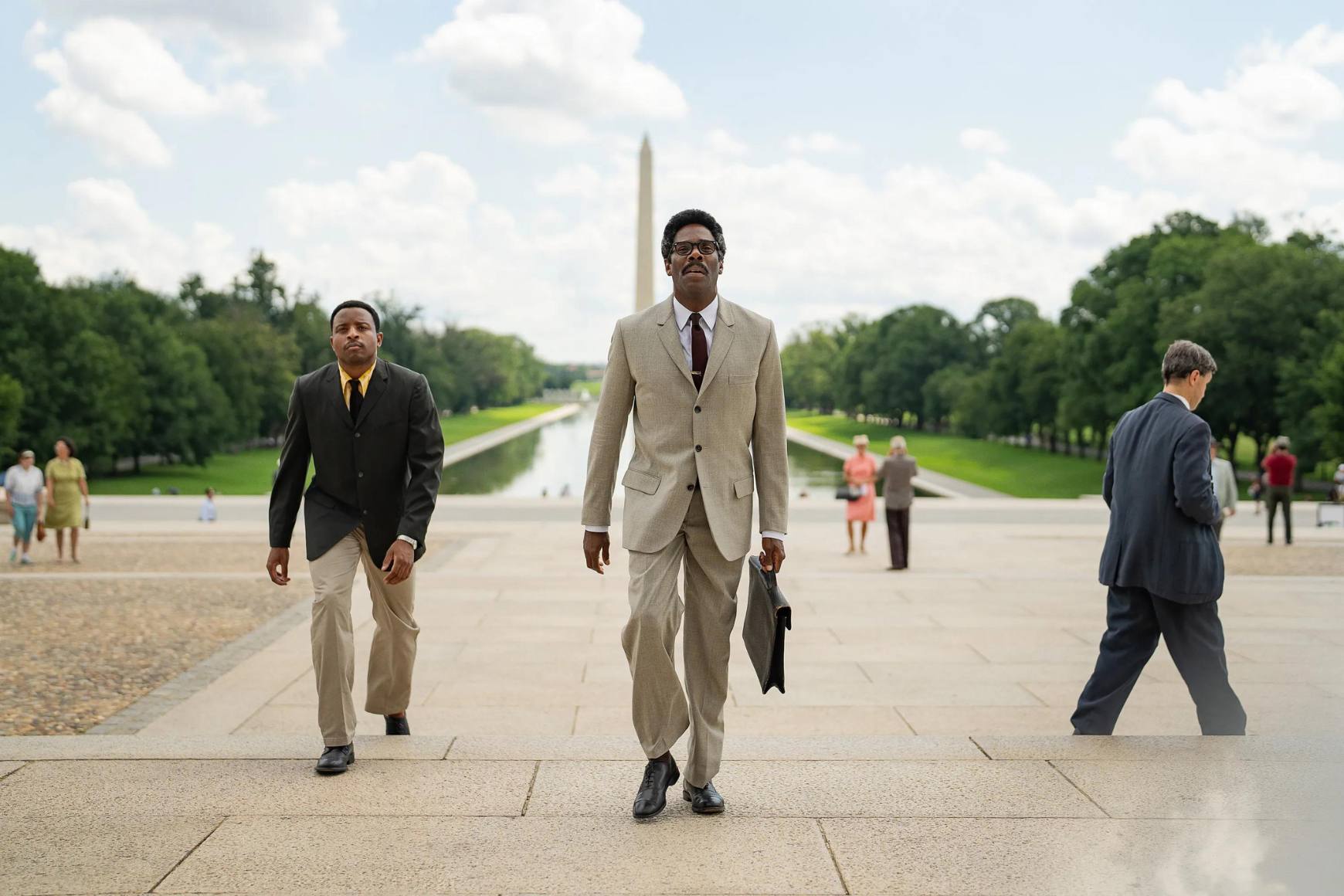 Colman Domingo como Bayard Rustin camina por el Washington Mall.