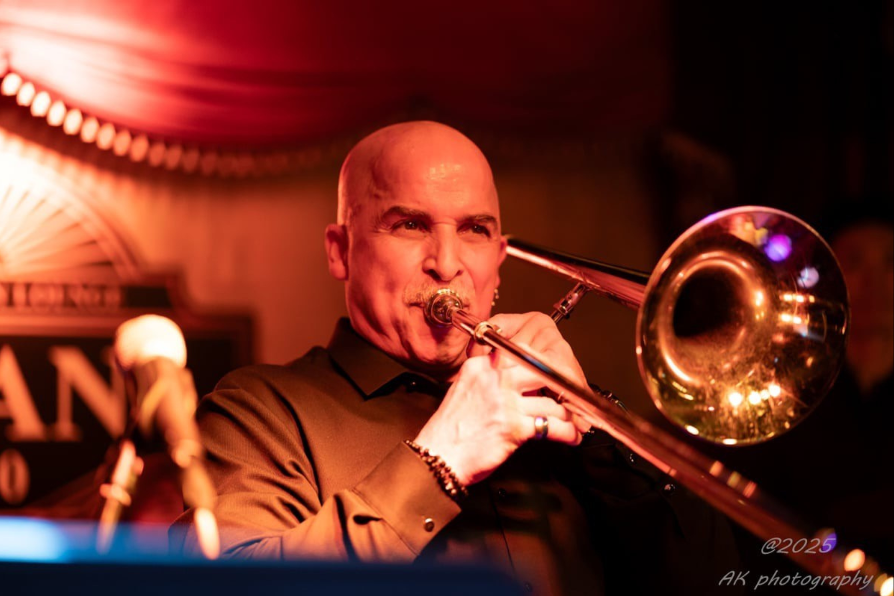 Portrait du musicien Jimmy Bosch jouant du trombone