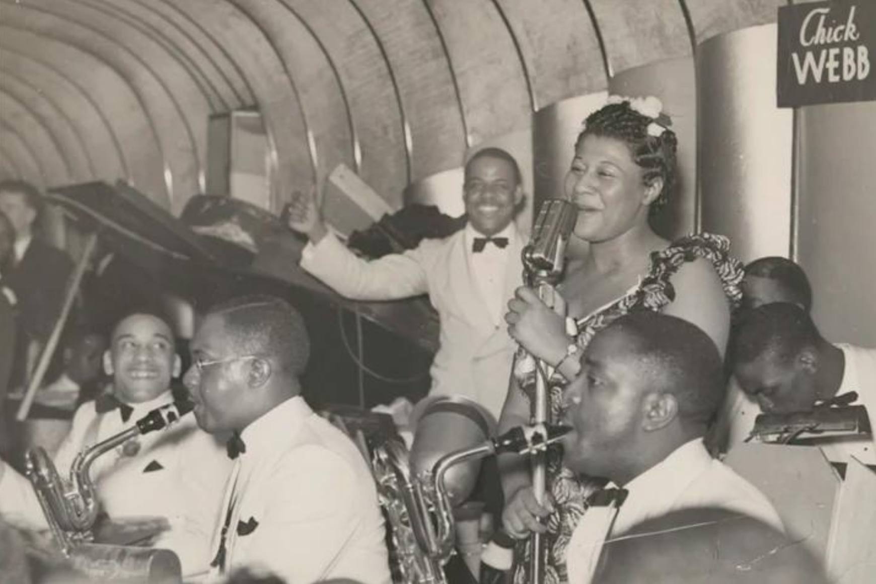 Chick Webb e músicos se apresentando no The Savoy Ballroom.