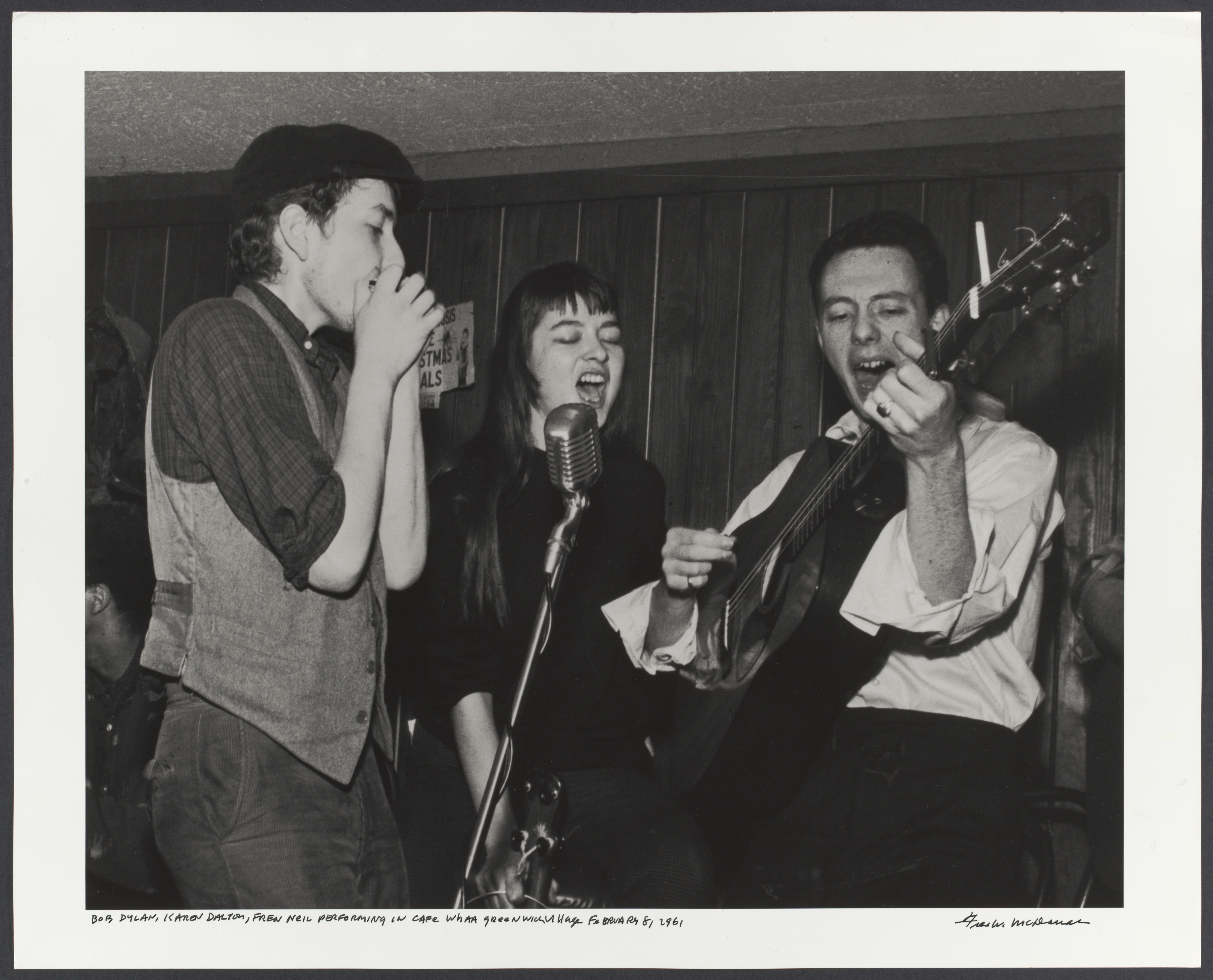 Bob Dylan, Karen Dalton et Fred Neil se produisant au Café Wha?, Greenwich Village, le 8 février 1961. Photo de Fred W. McDarrah. © Fred W. McDarrah/MUUS Collection.
