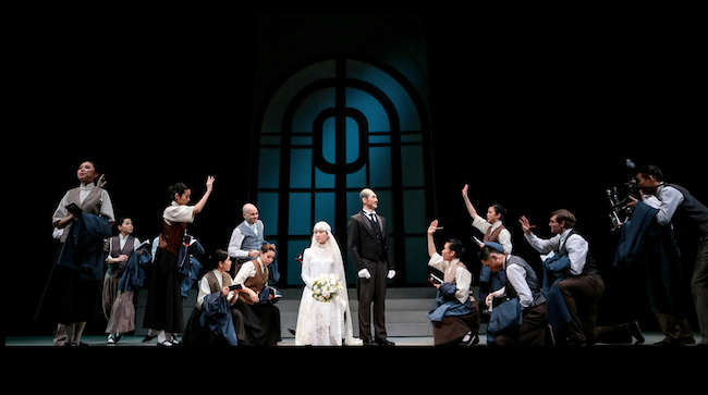 Atores sobem no palco em uma cena de "The Naked Earth", uma produção do Yangtze Repertory Theatre.