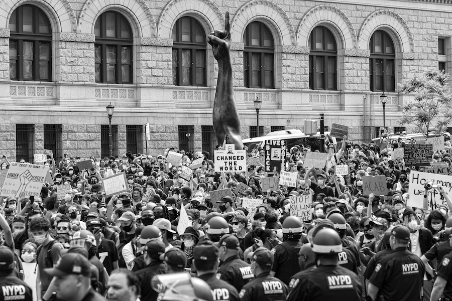 ブラック・ライヴズ・マターの抗議者がブルックリン橋に集まります。