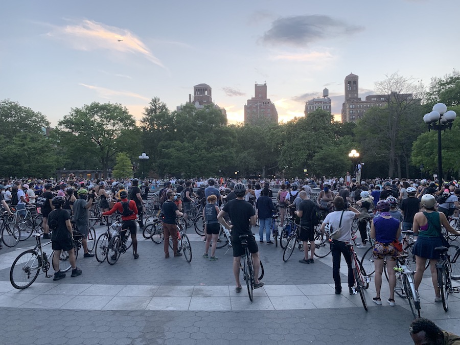 Manifestantes em bicicletas se reúnem no Washington Square Park]