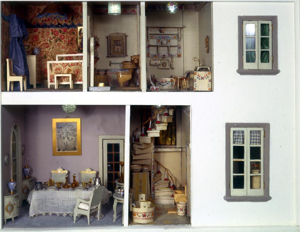 Vista de duas janelas, escadas e sala de jantar mobiliada, banheiro e quarto na casa de bonecas Stettheimer