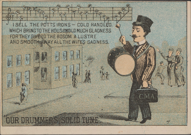 Cartão de troca para o Cold Handle Sad Iron da Sra. Potts. A frente do cartão mostra um desenho de um homem com um tambor em primeiro plano, edifícios e pessoas ao fundo. Acima dele, no canto superior esquerdo, há uma pauta musical com notas e texto abaixo.