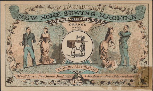Tarjeta comercial para Johnson Clark and Co. El frente de la tarjeta presenta un dibujo de una máquina de coser en el centro, flanqueado por un hombre y una mujer a ambos lados.