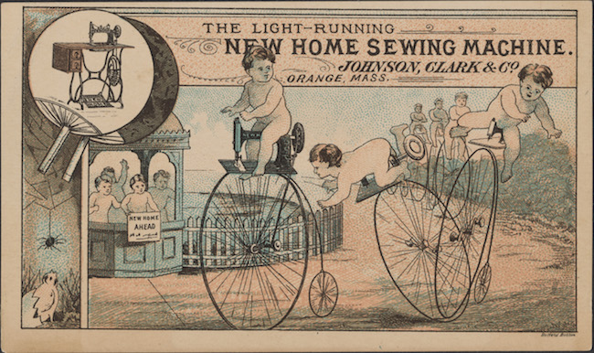 Tarjeta comercial para Johnson Clark and Co. El frente de la tarjeta presenta un dibujo de niños pequeños montando bicicletas de centavo con máquinas de coser como asiento.