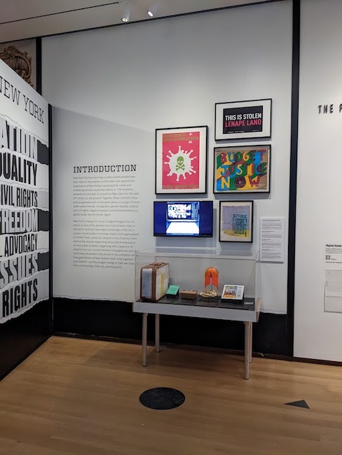 Vista da instalação da introdução da exposição "Activist New York" em 2022.