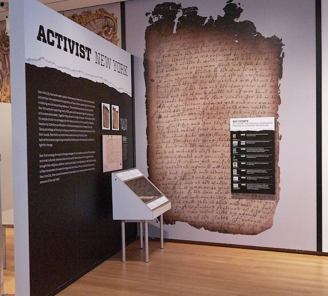 Vista da instalação da exposição "Activist New York" que mostra a parede de abertura original.