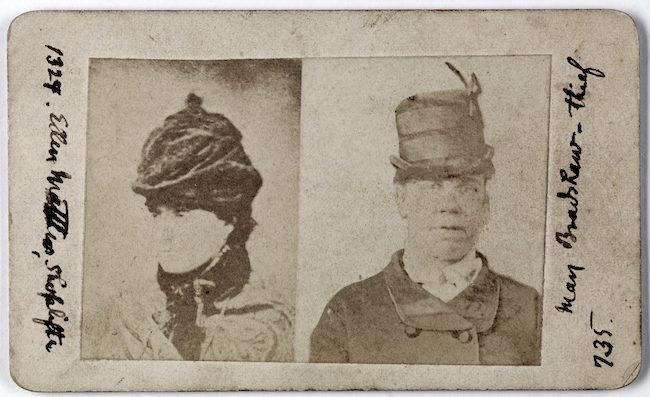 Cartão de índice com um retrato de uma mulher em roupas de moda antiga à esquerda e à direita. Cada um está vestindo um casaco e um chapéu, e descrições manuscritas aparecem nas bordas.