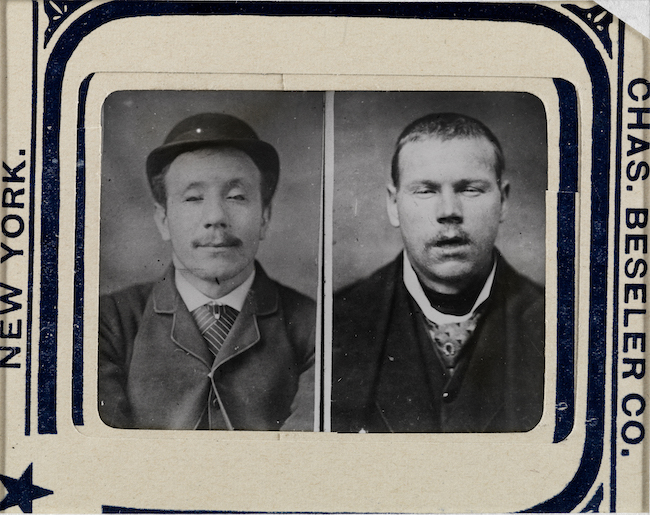Cartão de índice com um retrato de dois homens em roupas de moda antiga à esquerda e à direita.