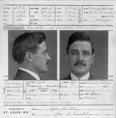 Mugshot de frente e de lado acompanhado de descrições de texto e outras variáveis ​​qualitativas.