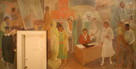Photographie d'une fresque murale. Au centre se trouve une femme assise à un bureau avec une machine à écrire, une infirmière se tient devant.