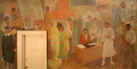 Fotografia de um mural de parede. No centro está uma mulher sentada em uma mesa com uma máquina de escrever, uma enfermeira fica em frente a ela.