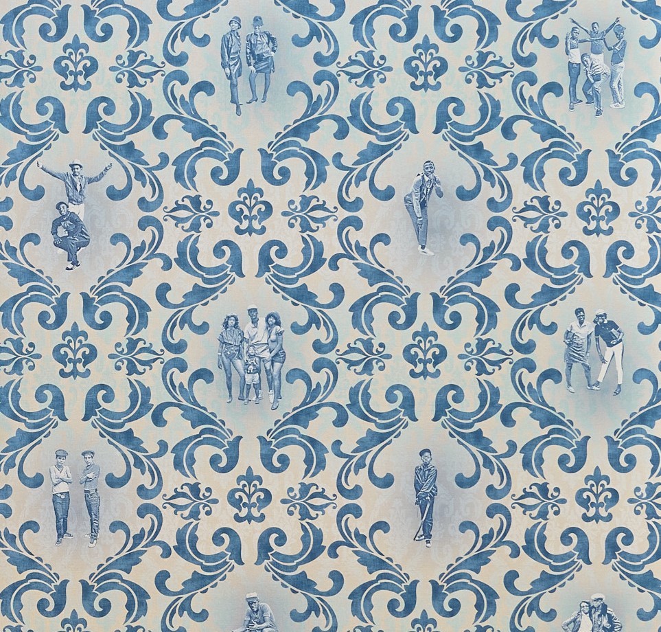 Detalhe do papel de parede criado por Anders Jones e Jamel Shabazz. Em azul sobre um fundo branco, um padrão de rolagem repetitivo e ornamentado aparece no papel de parede. Silhuetas de magos levados por Shabazz aparecem nas peças centrais, também em azul