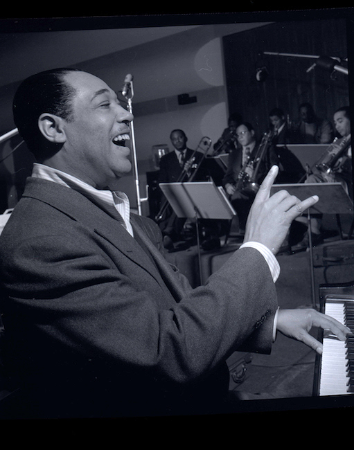 Fotografía de Duke Ellington dirigiendo una actuación.