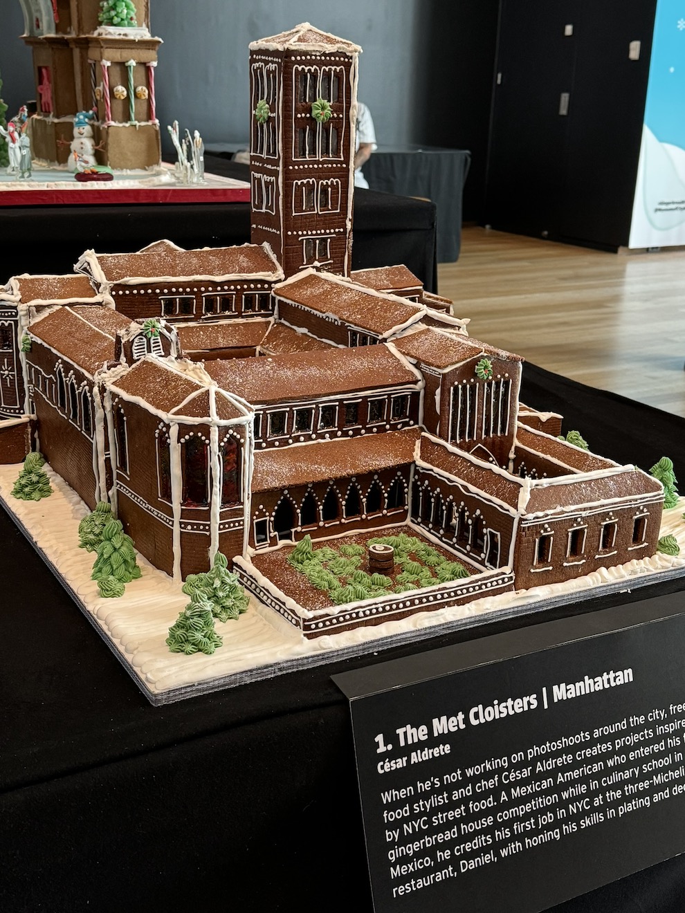 Vue de l'exposition terminée des Cloisters, l'une des entrées de l'installation « Gingerbread NYC : Great Borough Bake-Off », 2023.