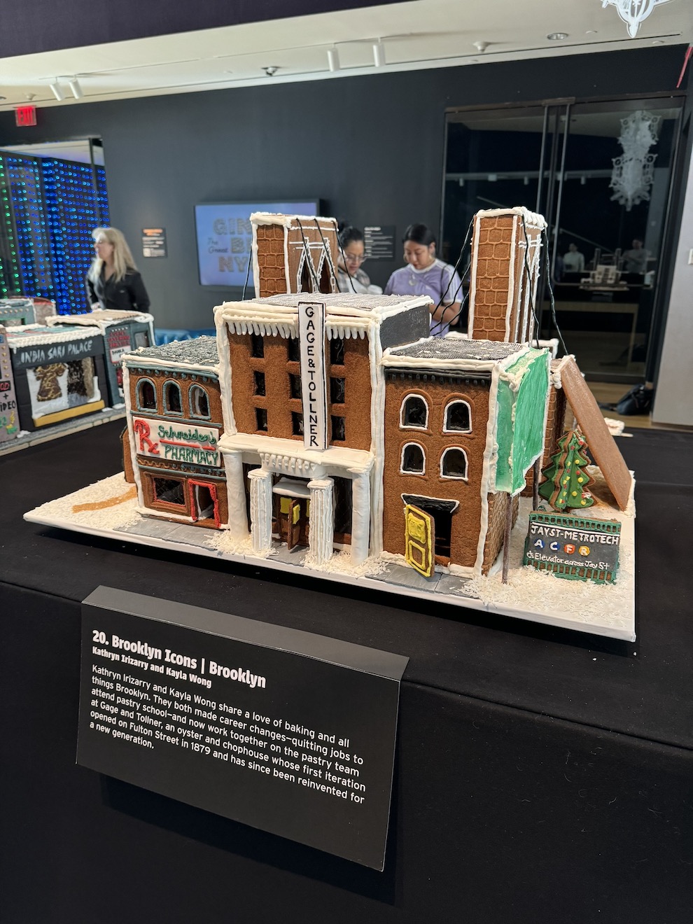 2023 年の「Gingerbread NYC: Great Borough Bake-Off」のエントリーの XNUMX つである「Brooklyn Icons」の完成した展示の様子。