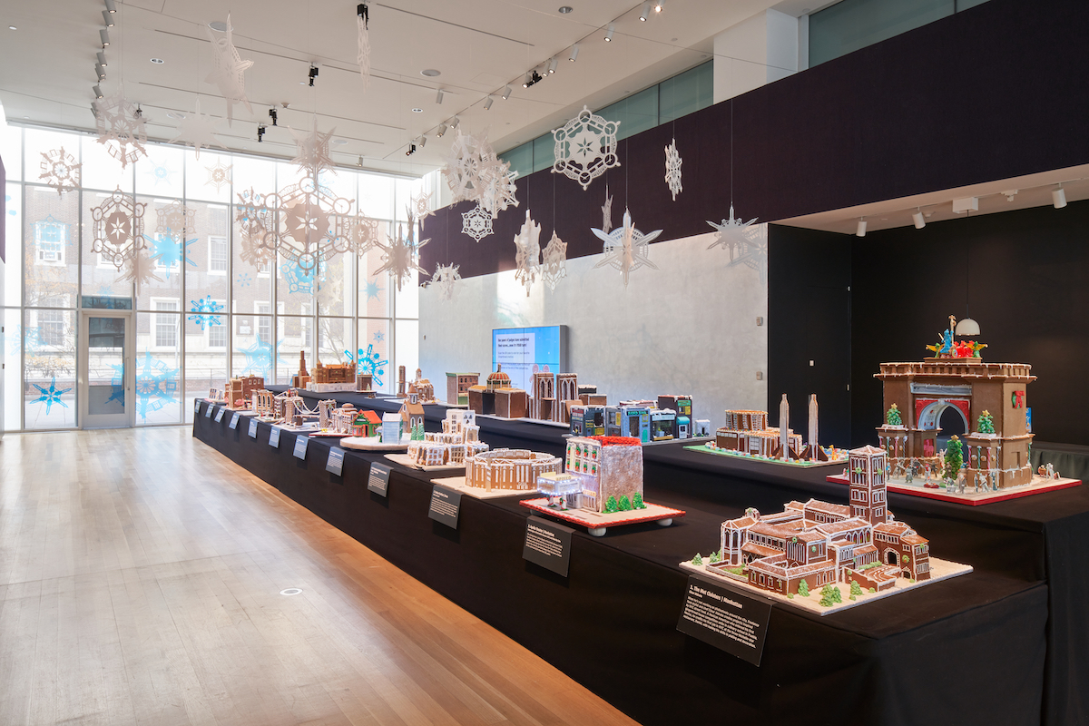 Vue des présentoirs sélectionnés pour l'installation "Gingerbread NYC: Great Borough Bake-Off, 2023.