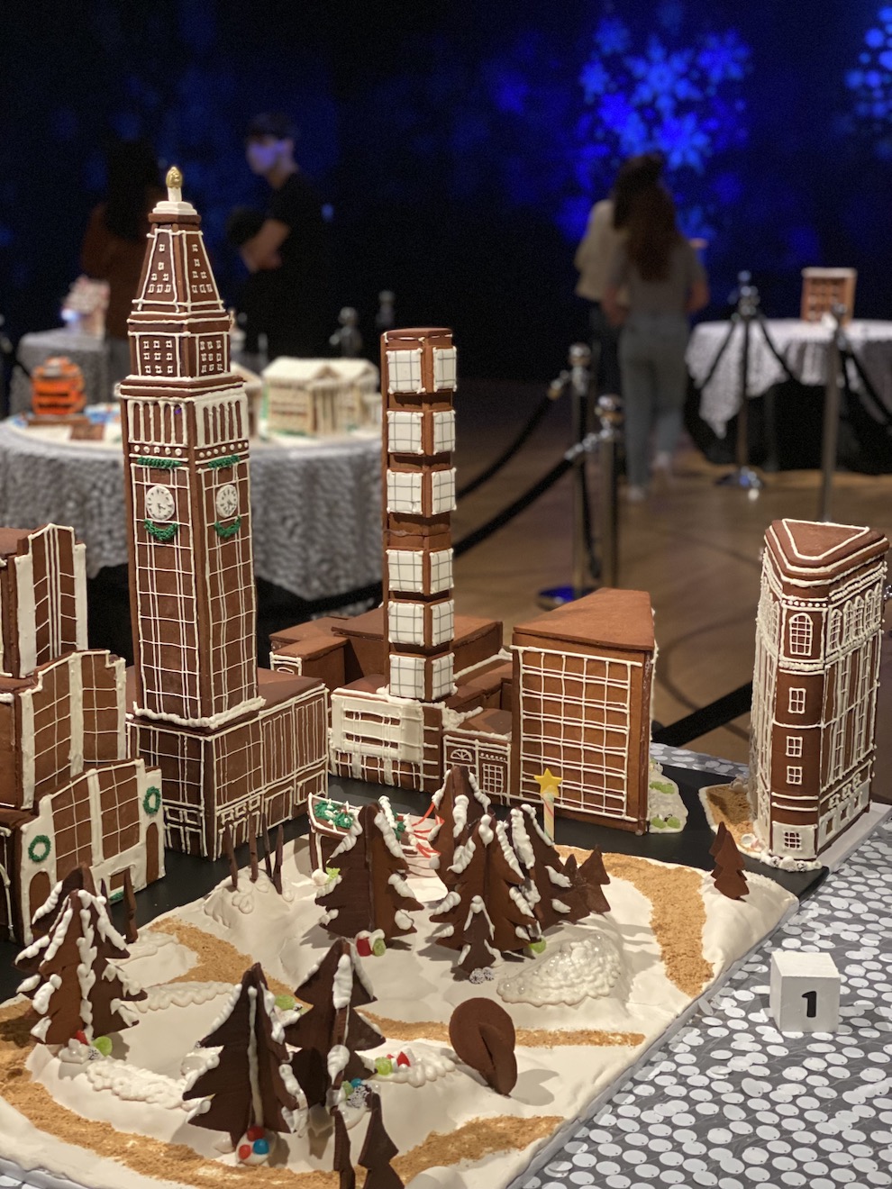 麦迪逊广场公园的成品展示视图，这是装置作品“纽约姜饼：大自治市烘焙大赛”的作品之一，2022 年。