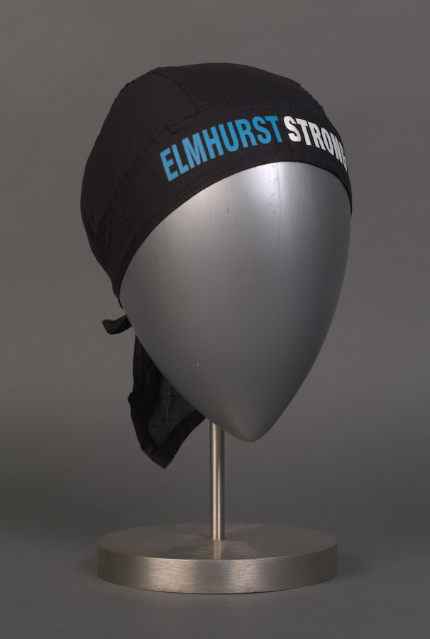 Boné preto com as palavras "Elmhurst Strong" em azul e branco.