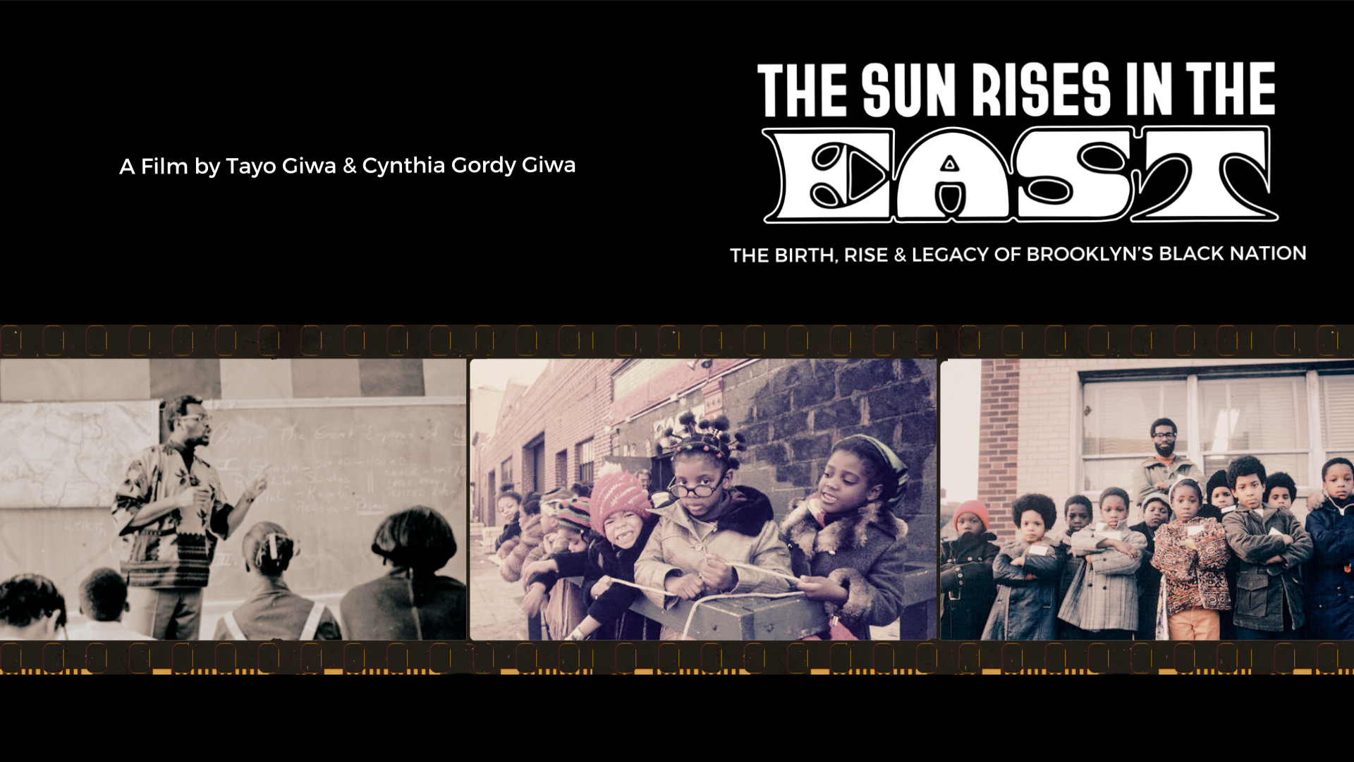 「太陽は東から昇る」というタイトルと、黒い背景に 70 年代の黒人の生徒と教師の画像。