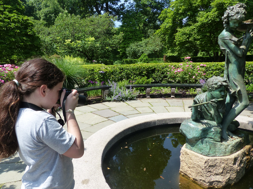 Camper de junio fotografiando en el Jardín Conservatorio. Central Park, 2016.