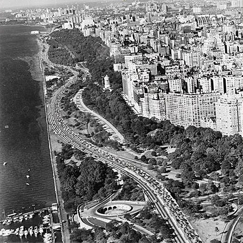 Esto muestra el parque Riverside a lo largo de los años 80 del oeste, donde viven los personajes, así como la cuenca del barco