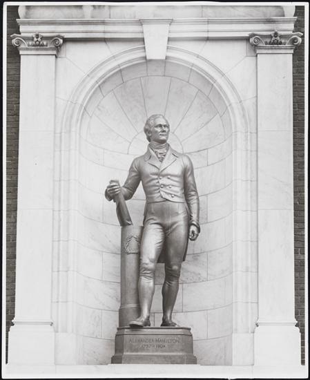 Administración de Proyectos de Trabajo de los Estados Unidos. [Estatua de Alexander Hamilton fuera del Museo de la Ciudad de Nueva York], ca. 1945. MCNY X2010.11.10382.