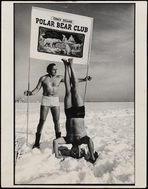 Nancy Rudolph (1923-2017). [Alexander Mottola, président du Coney Island Polar Bear Club.] 1964-1984. MCNY. X2010.11.14607