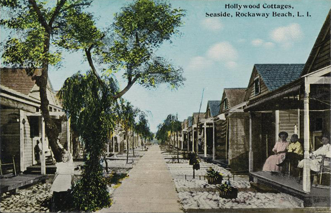 Cartão postal colorido mostrando o exterior de várias casas de praia com um quarto.