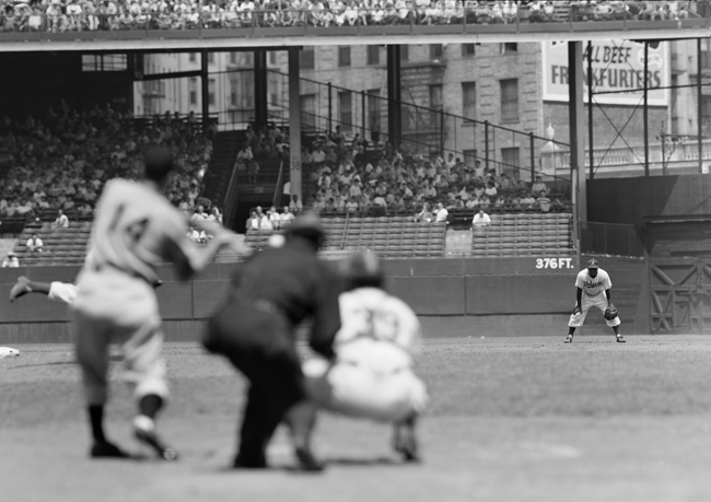 Jackie Robinson fica na segunda base durante um jogo no Ebbets Field com o Brooklyn Dodgers