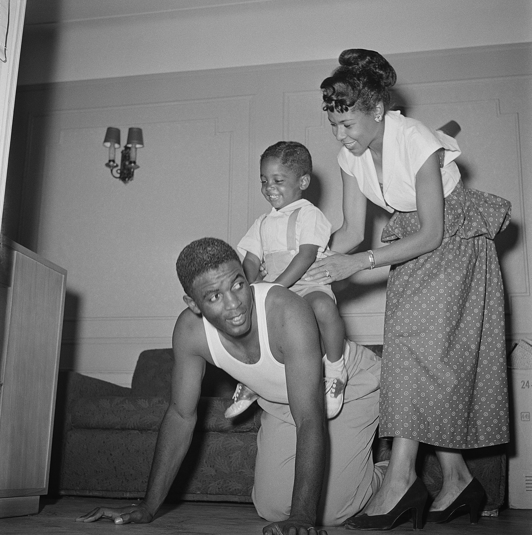 Jackie et Rachel Robinson avec leur fils de trois ans, Jackie Jr., à Brooklyn