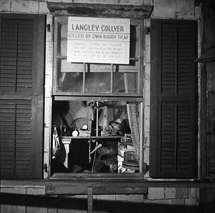 Una imagen de un letrero "Langley Collyer asesinado por su propia trampa explosiva"